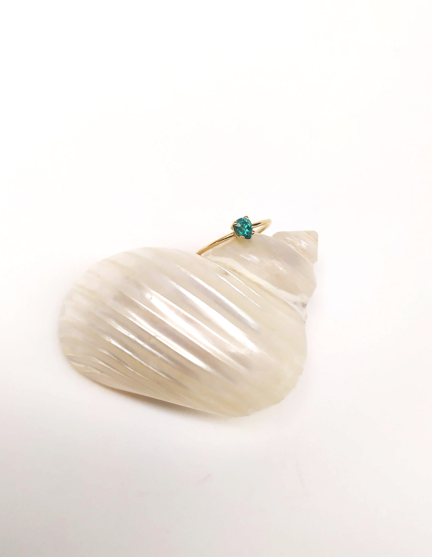 Anillo de compromiso color oro con piedra verde