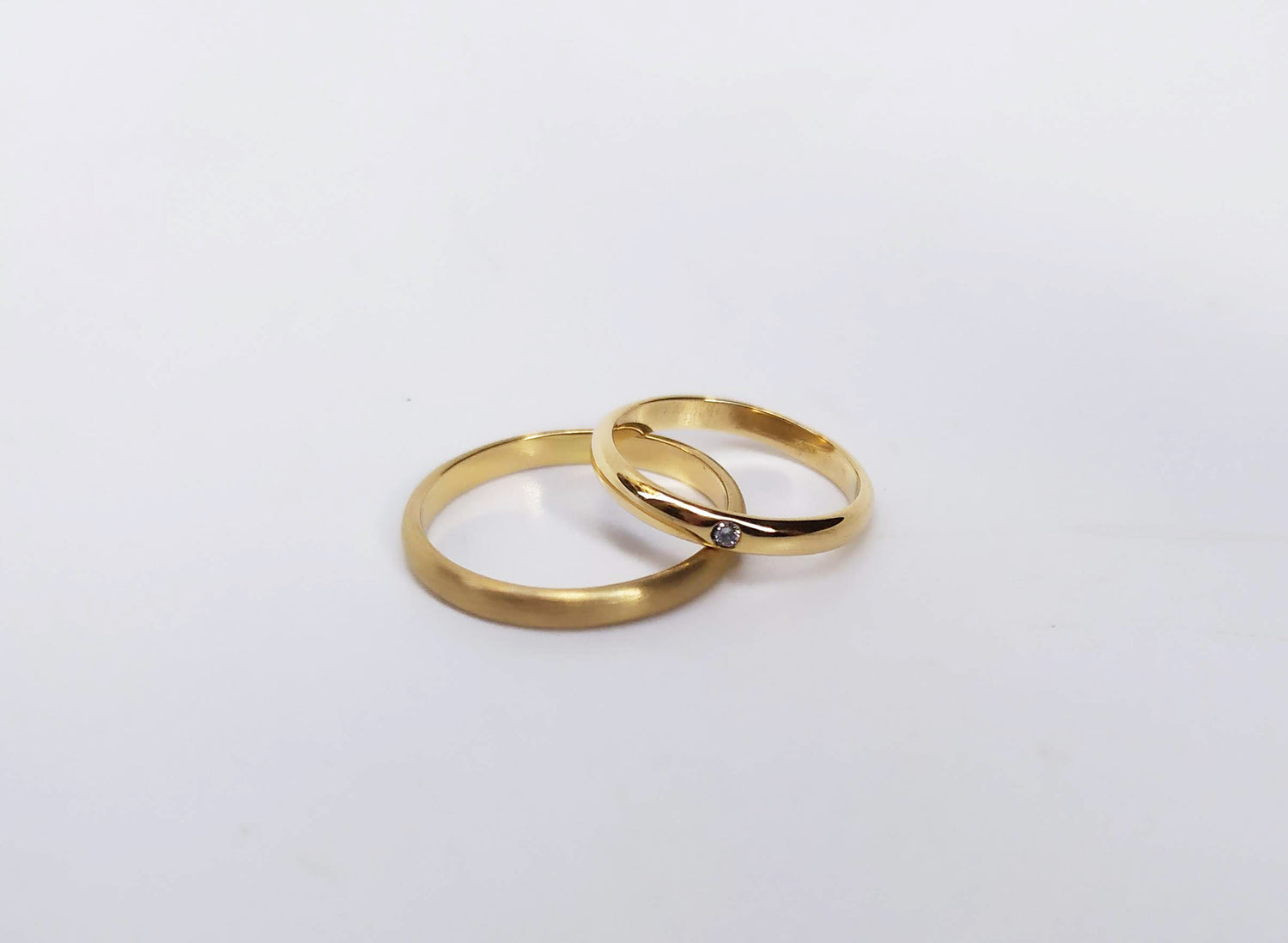 Alianzas color oro y con pequeño diamante