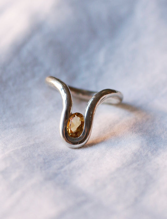 Lazo Infinito with citrino stone ring