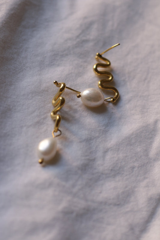 Conexión with pearl earrings
