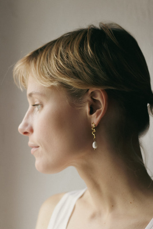 Conexión with pearl earrings