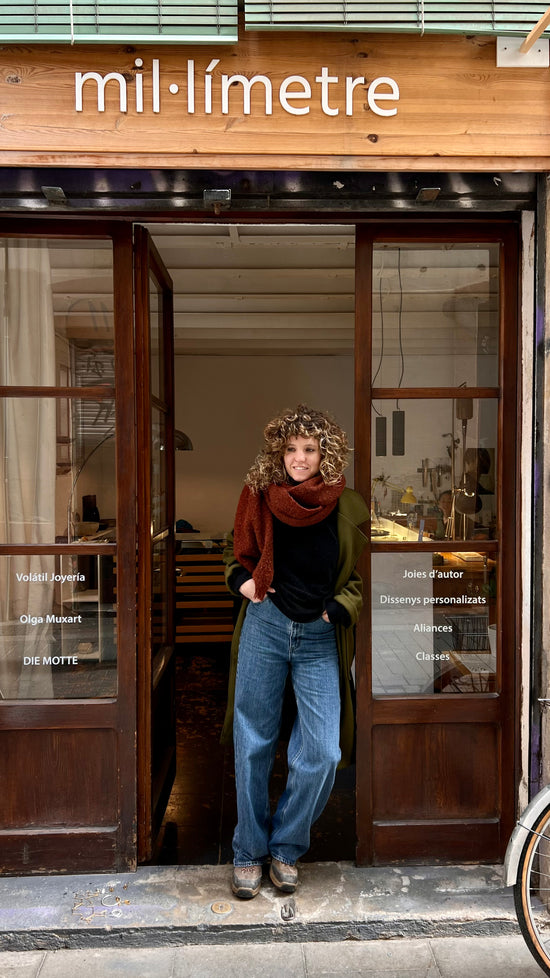 Olga Muxart artisan en frente de su taller Millimetre en Barcelona