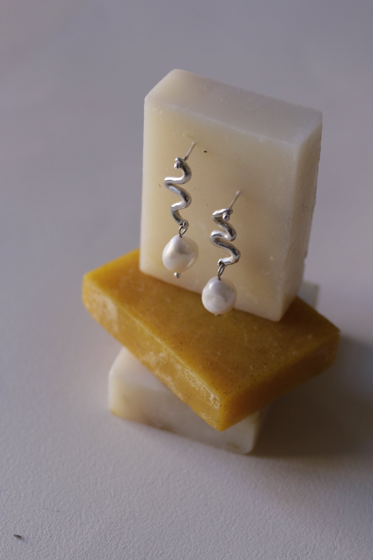 Conexión with pearl earrings