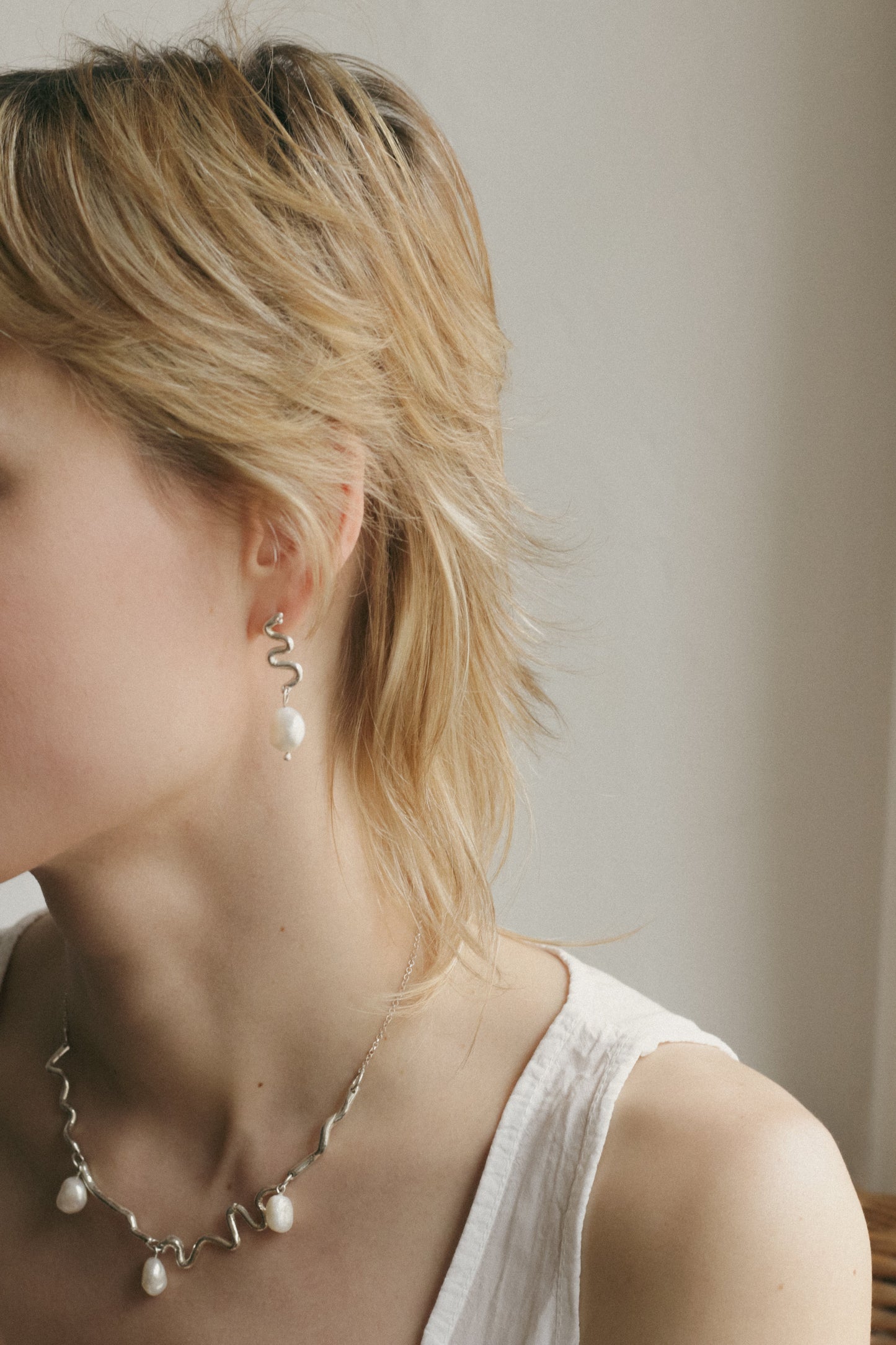 Conexión with pearl earrings