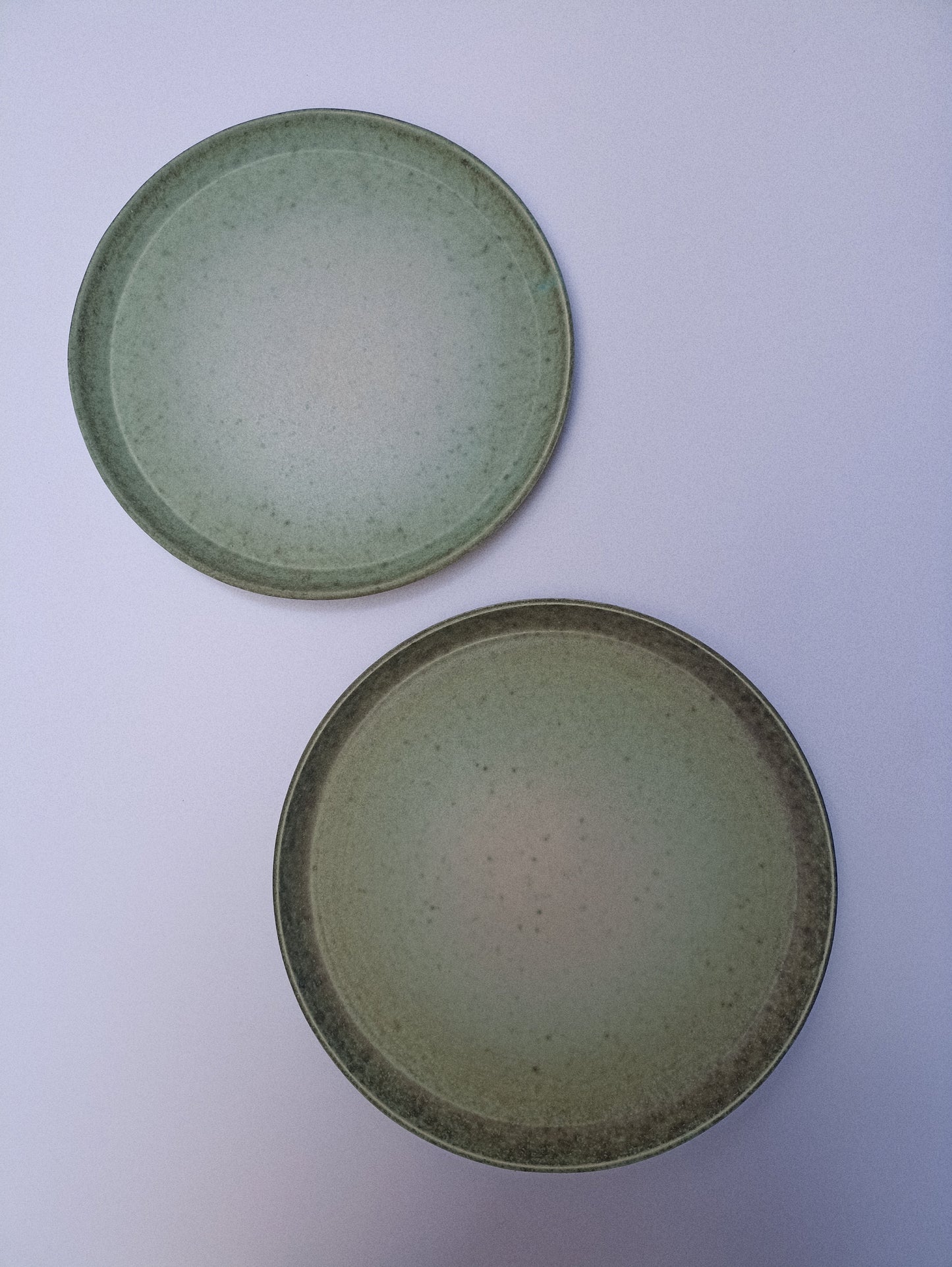 White/green plates (set of 2)